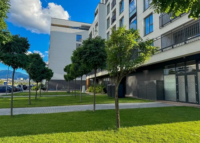 Cozy Cityscape Green, Modern Designer Apartment