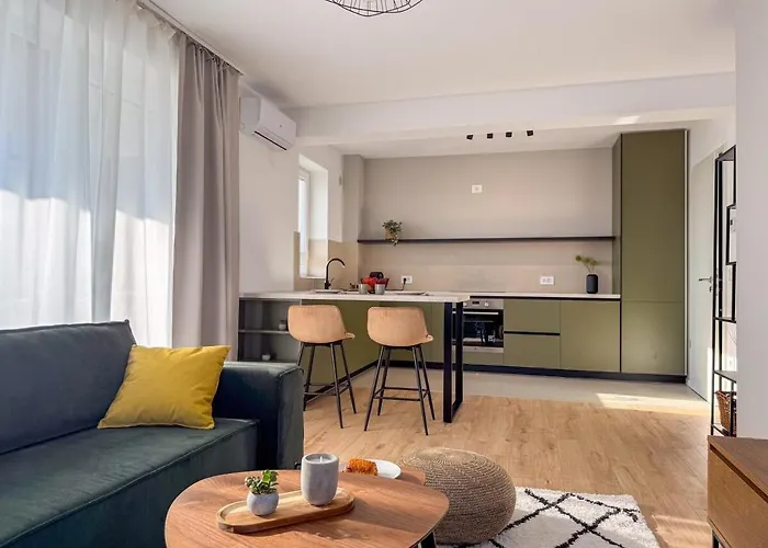 Cozy Cityscape Green, Modern Designer Apartment *