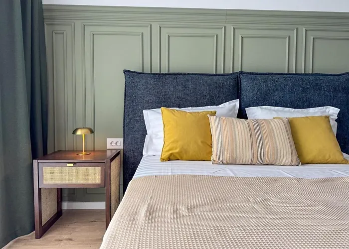 Apartment Cozy Cityscape Green, Modern Designer